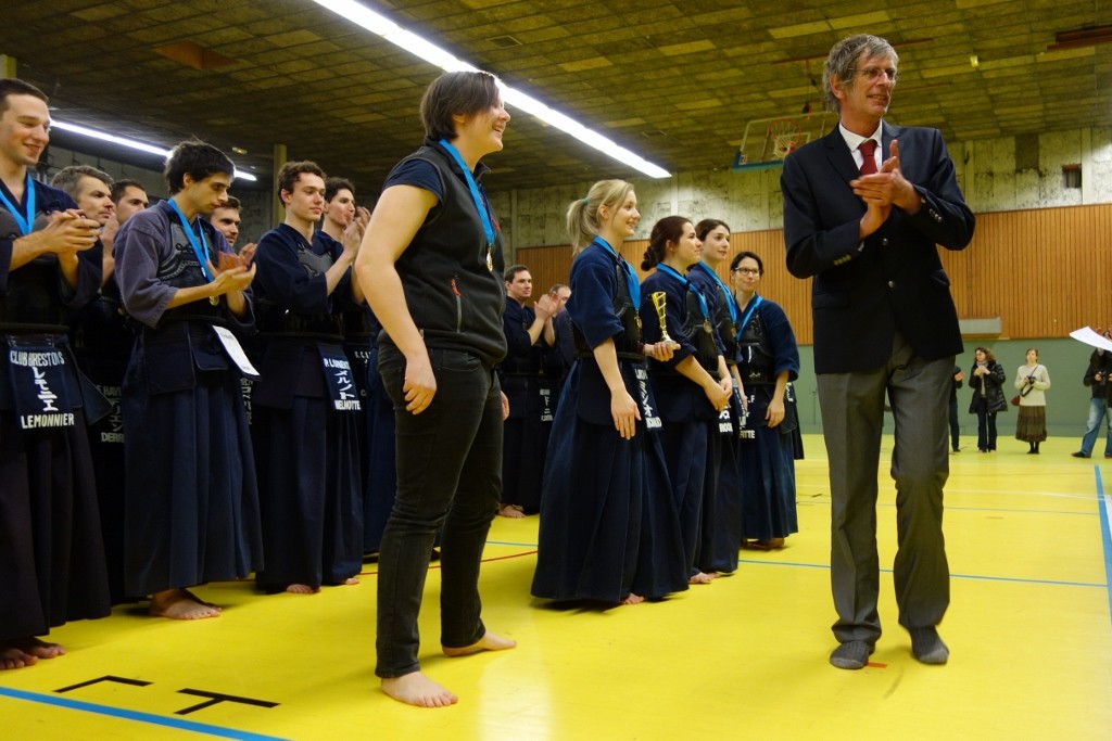 Notre ami François tout ému de remettre les récompenses du podium féminin !